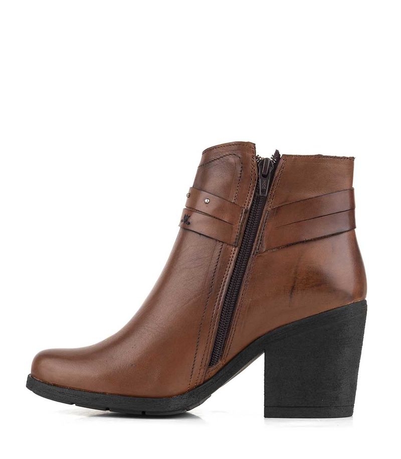 Botas-cortas-de-cuero-coñac-con-detalle-de-pulsera.jpg