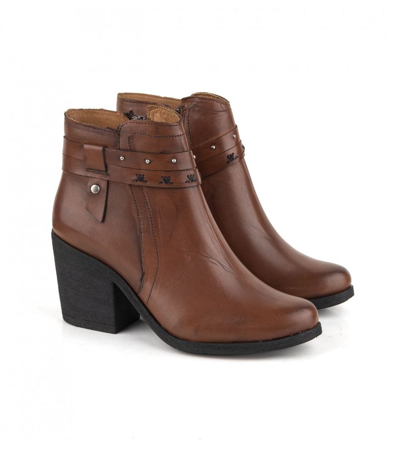 Botas-cortas-de-cuero-coñac-con-detalle-de-pulsera.jpg