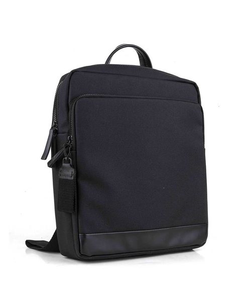 Mochila minimalista de tela engomada con detalles símil cuero