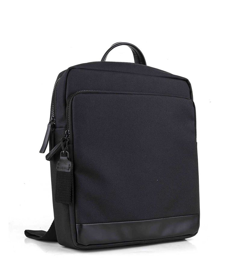 Mochila-minimalista-de-tela-engomada-con-detalles-simil-cuero.jpg