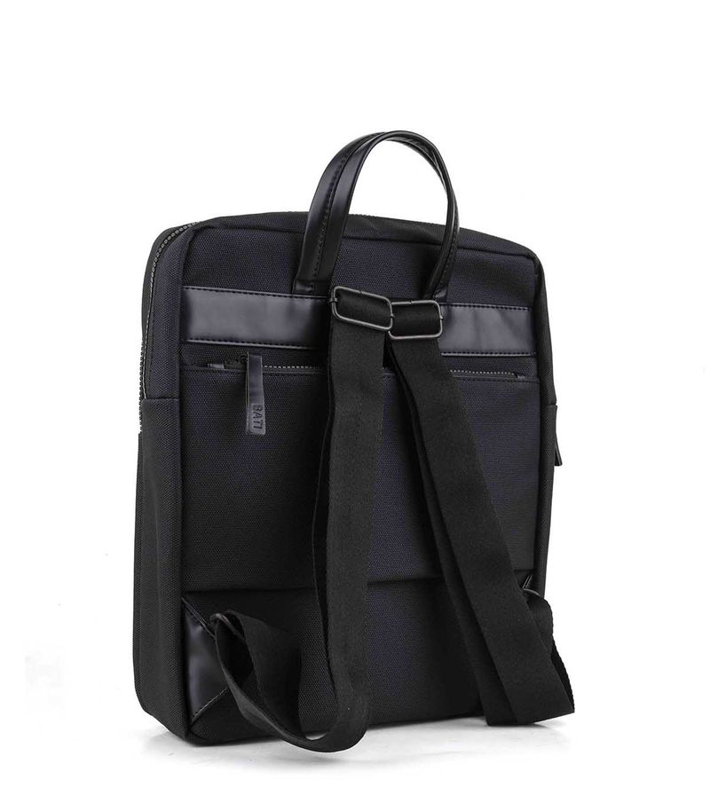 Mochila-minimalista-de-tela-engomada-con-detalles-simil-cuero.jpg
