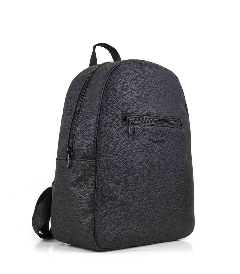 Mochila-negra-de-simil-cuero-con-bolsillo-frontal.jpg