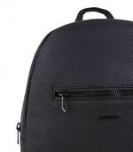 Mochila-negra-de-simil-cuero-con-bolsillo-frontal.jpg