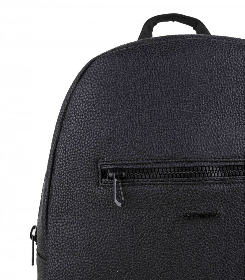 Mochila-negra-de-simil-cuero-con-bolsillo-frontal.jpg