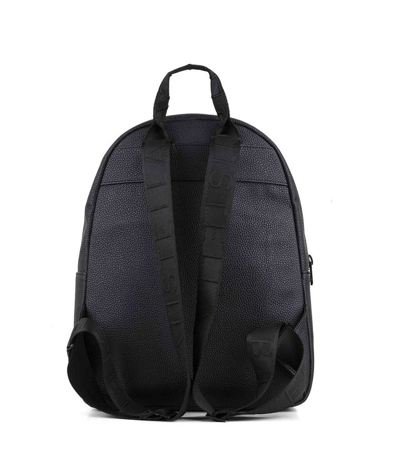 Mochila-negra-de-simil-cuero-con-bolsillo-frontal.jpg