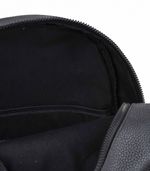 Mochila-negra-de-simil-cuero-con-bolsillo-frontal.jpg