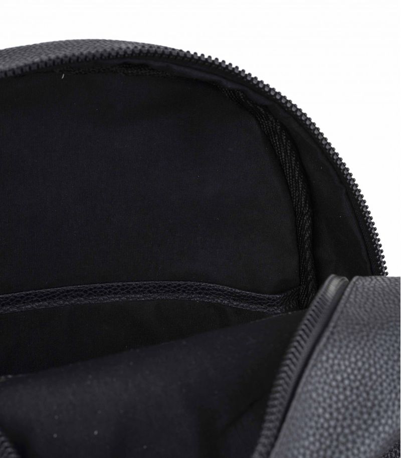 Mochila-negra-de-simil-cuero-con-bolsillo-frontal.jpg