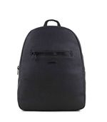 Mochila-negra-de-simil-cuero-con-bolsillo-frontal.jpg