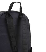 Mochila-negra-de-simil-cuero-con-bolsillo-frontal.jpg