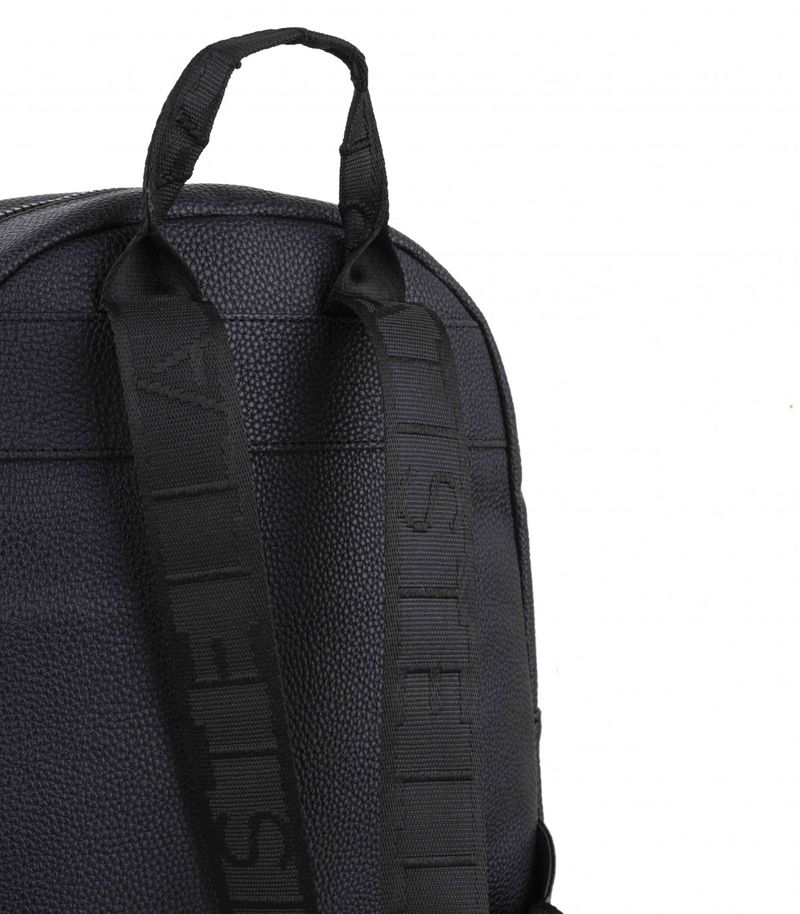 Mochila-negra-de-simil-cuero-con-bolsillo-frontal.jpg