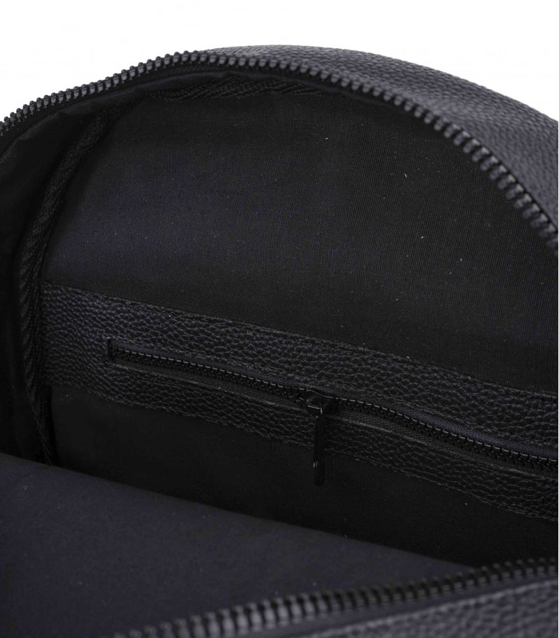 Mochila-negra-de-simil-cuero-con-bolsillo-frontal.jpg