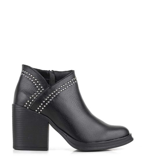 Bota de vestir negra en cuero con taco y tachas