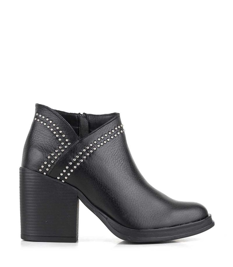 Bota-de-vestir-negra-en-cuero-con-taco-y-tachas.jpg