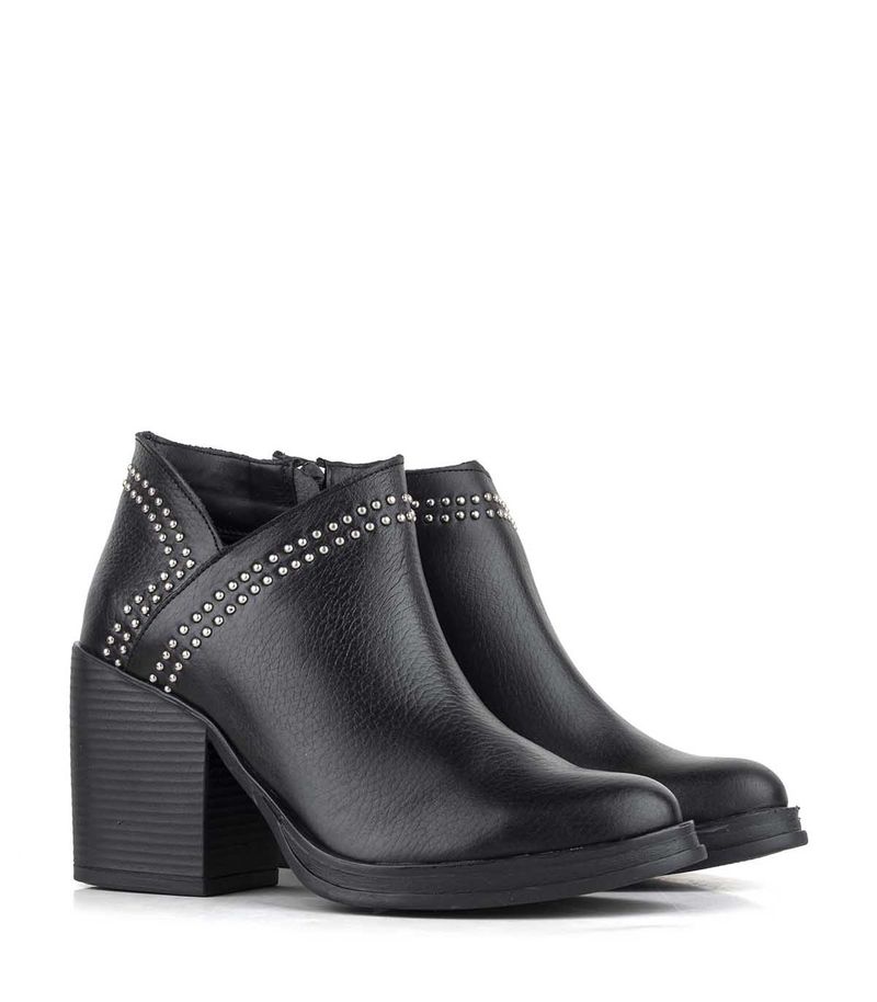 Bota-de-vestir-negra-en-cuero-con-taco-y-tachas.jpg