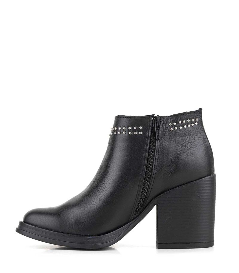 Bota-de-vestir-negra-en-cuero-con-taco-y-tachas.jpg
