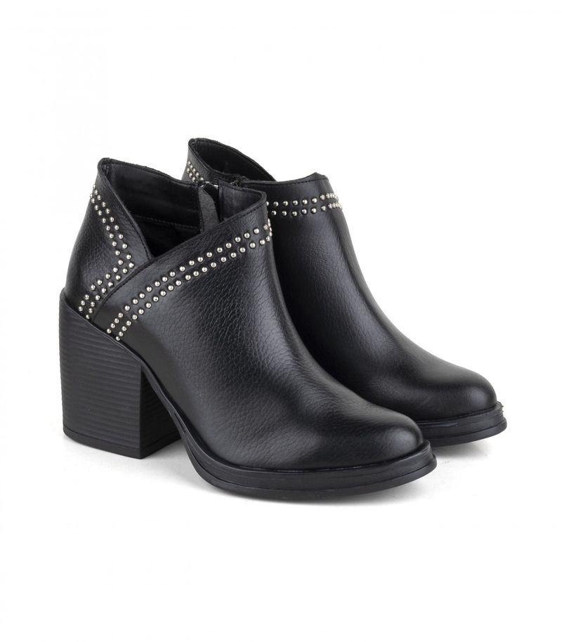 Bota-de-vestir-negra-en-cuero-con-taco-y-tachas.jpg