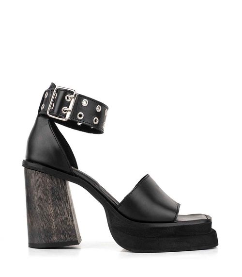 Sandalia de cuero con pulsera