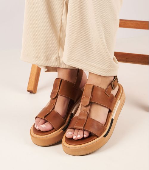 Sandalia de cuero con base combinada