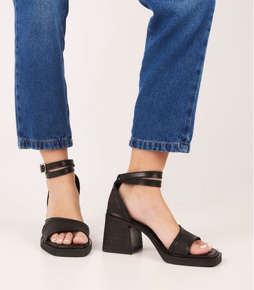 Sandalia de cuero con pulsera