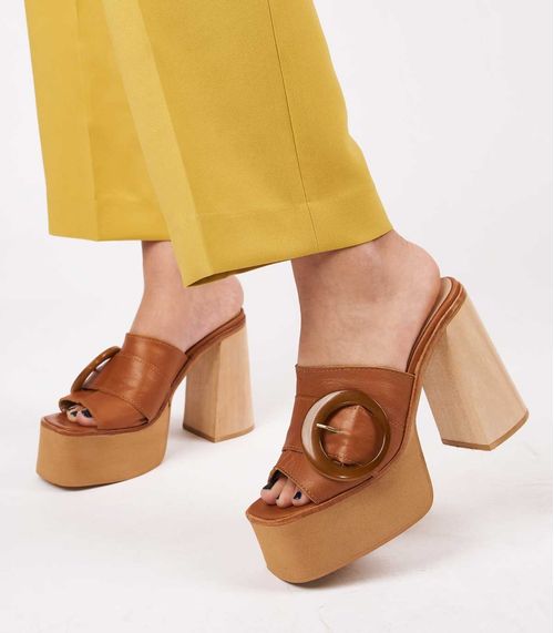 Zuecos con hebilla de cuero