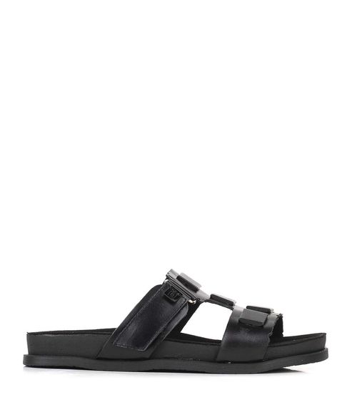 Zueco con tachas en cuero