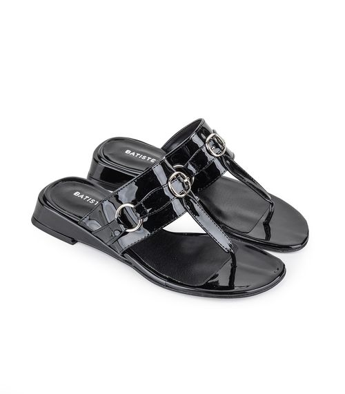 Sandalia baja de charol con hebillas decorativas