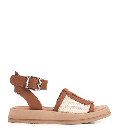 Sandalia baja de charol con pulsera