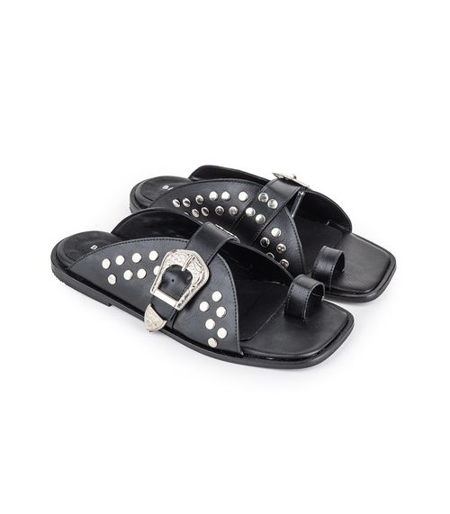 Zueco simil cuero con tachas