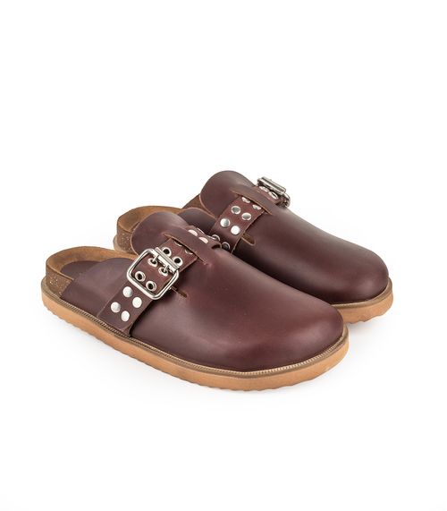 Zuecos de cuero con hebilla y tachas