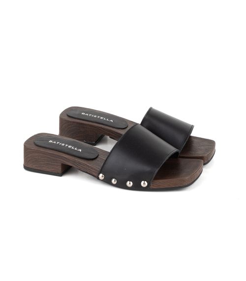 Zuecos de cuero con taco bajo y tachas