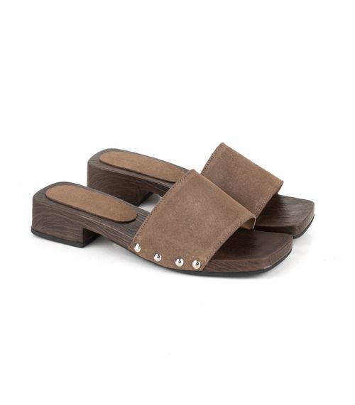 Zuecos de gamuza con taco bajo y tachas