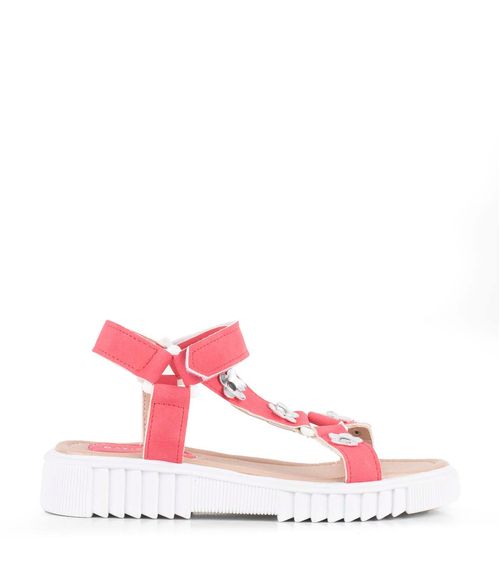 Sandalias de simil cuero con flores aplicadas