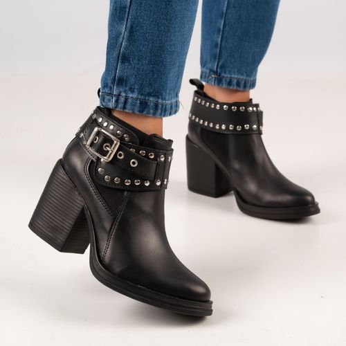 Bota corta de cuero con taco alto y faja de tachas