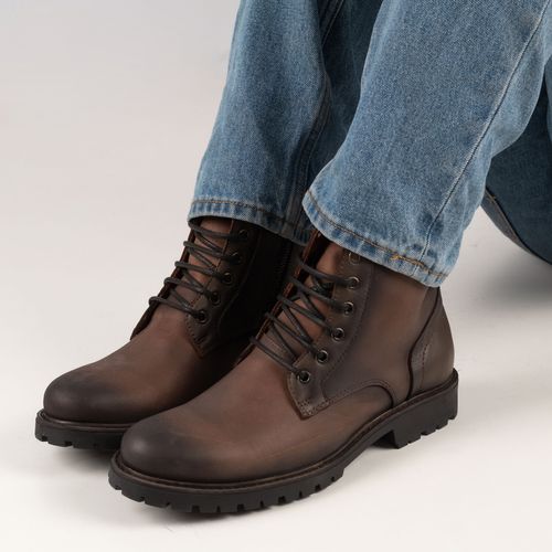 Borcego de cuero engrasado con cierre lateral y cordones