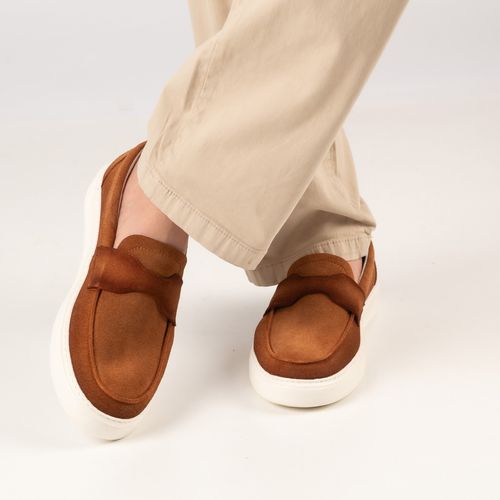 Mocasín de cuero o gamuza con base blanca