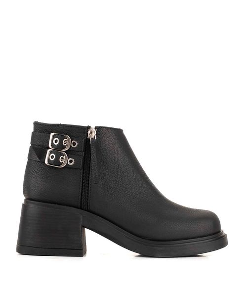 Bota corta de cuero con hebillas y cierre lateral