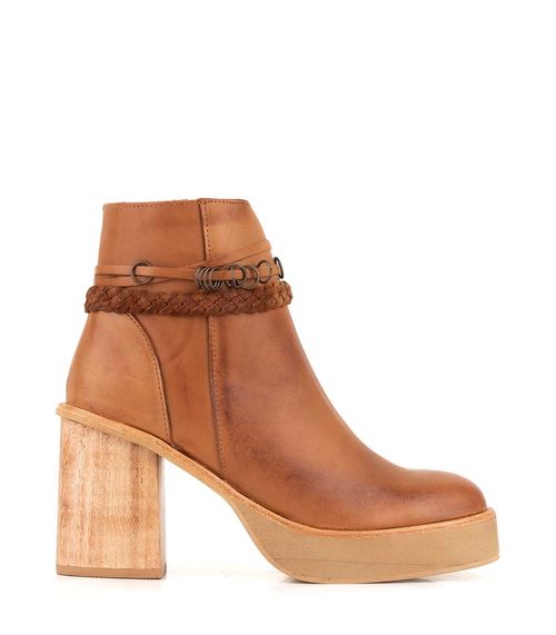 Bota de cuero con plataforma y taco