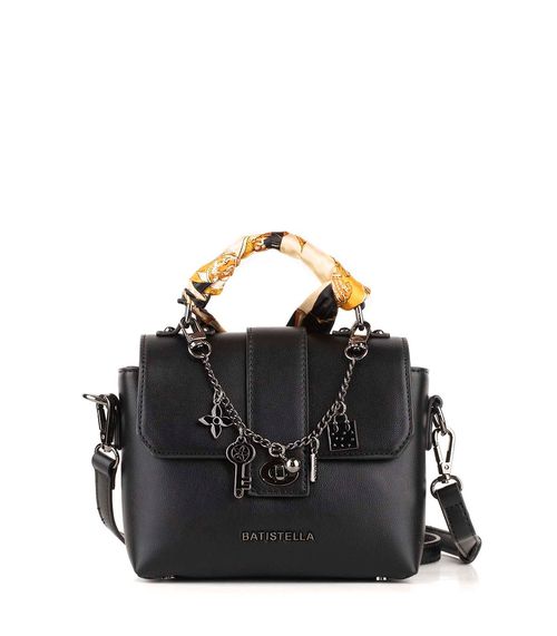 Bandolera de simil cuero con solapa y charms decorativos