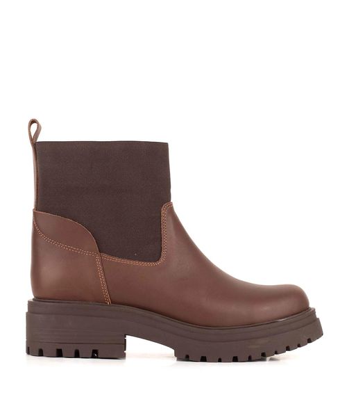 Bota de cuero con elástico lateral y base tractorada