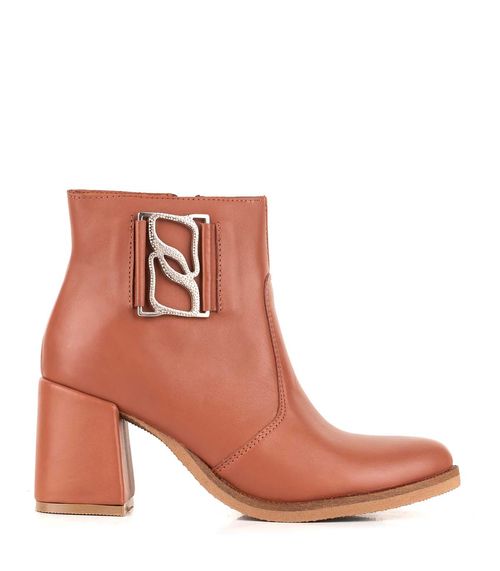 Bota de cuero con taco alto y detalle metálico