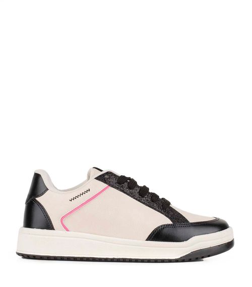 Zapatilla urbana de simil cuero con detalles combinados