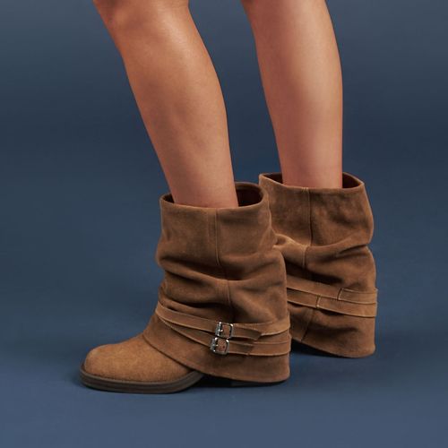 Bota media caña de gamuza con tiras y hebillas