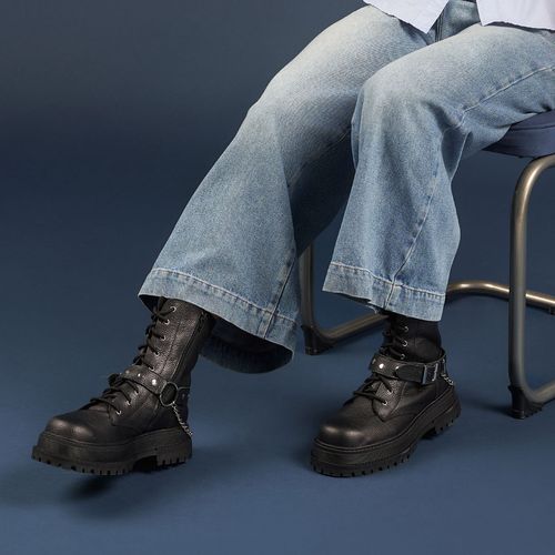 Borcego de cuero con cadena y hebilla para mujer