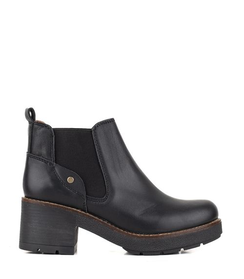Bota corta de cuero con taco medio y elástico lateral