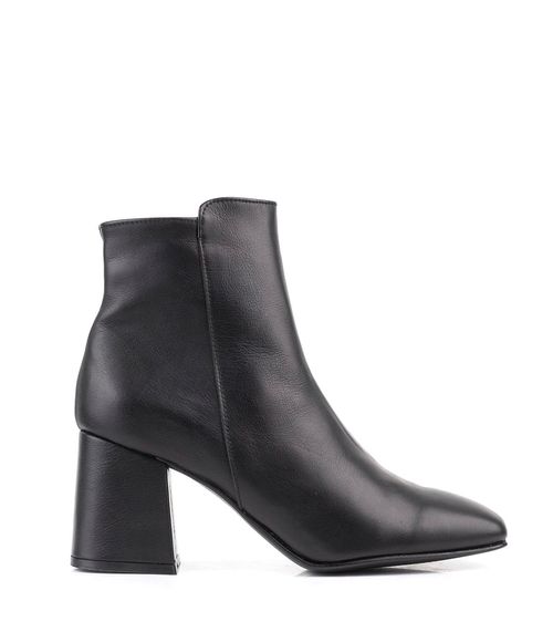 Botas cortas de cuero con taco alto y punta fina