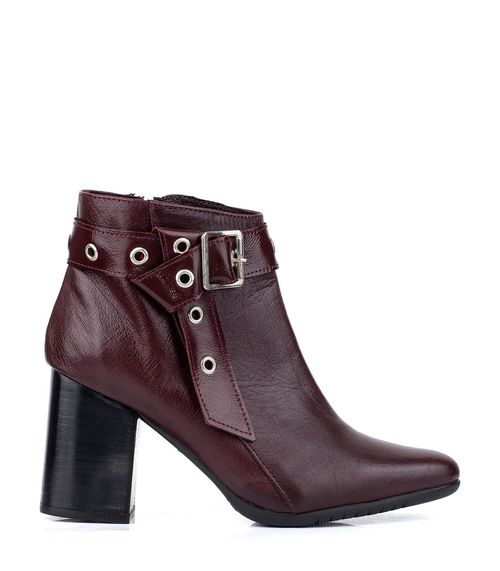 Bota corta de cuero con detalle de hebilla