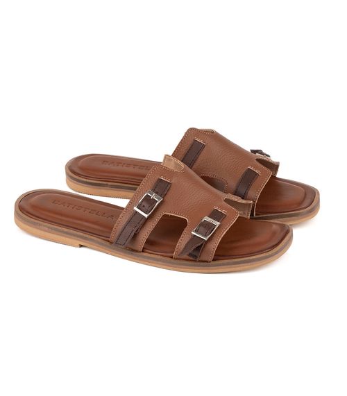 Zueco de cuero con doble hebilla decorativa