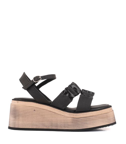Sandalia con plataforma y tiras